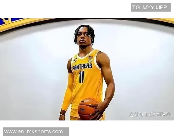 惠特摩尔切入要扣被英格拉姆直接按帽球打在惠特摩尔身上出界