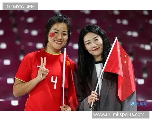 战韩国双响！22岁国足红星女友疑曝光，现场观战，私照绝美